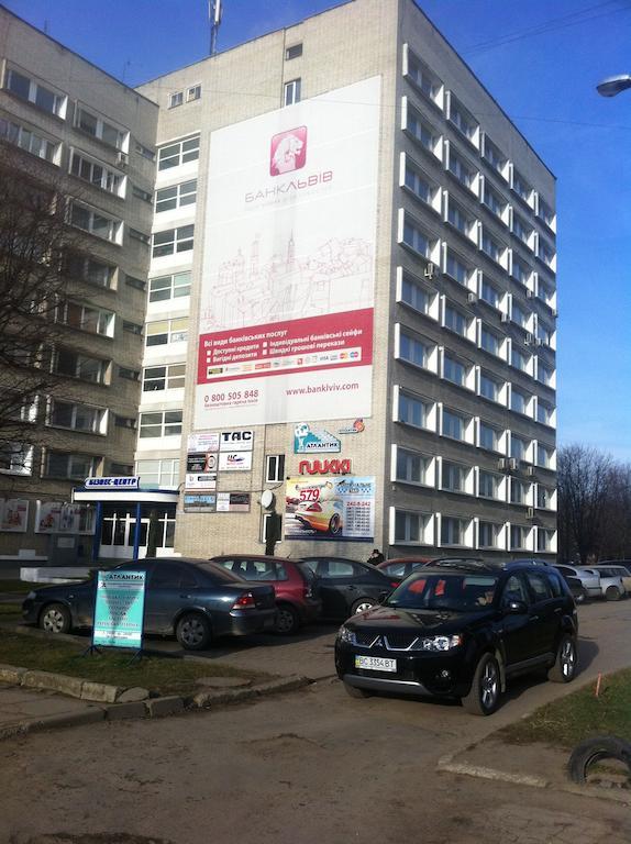 Molodizhniy Hostel Lviv Extérieur photo