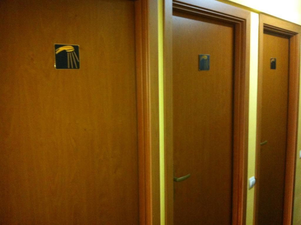 Molodizhniy Hostel Lviv Extérieur photo