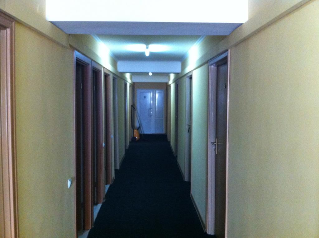 Molodizhniy Hostel Lviv Extérieur photo